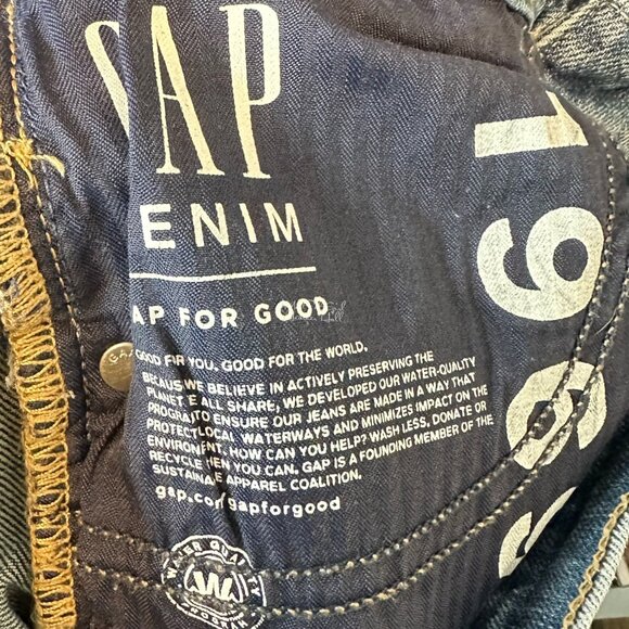 Gap 3" Medium Wash Raw Hem Jean Shorts - Picture 3 of 4